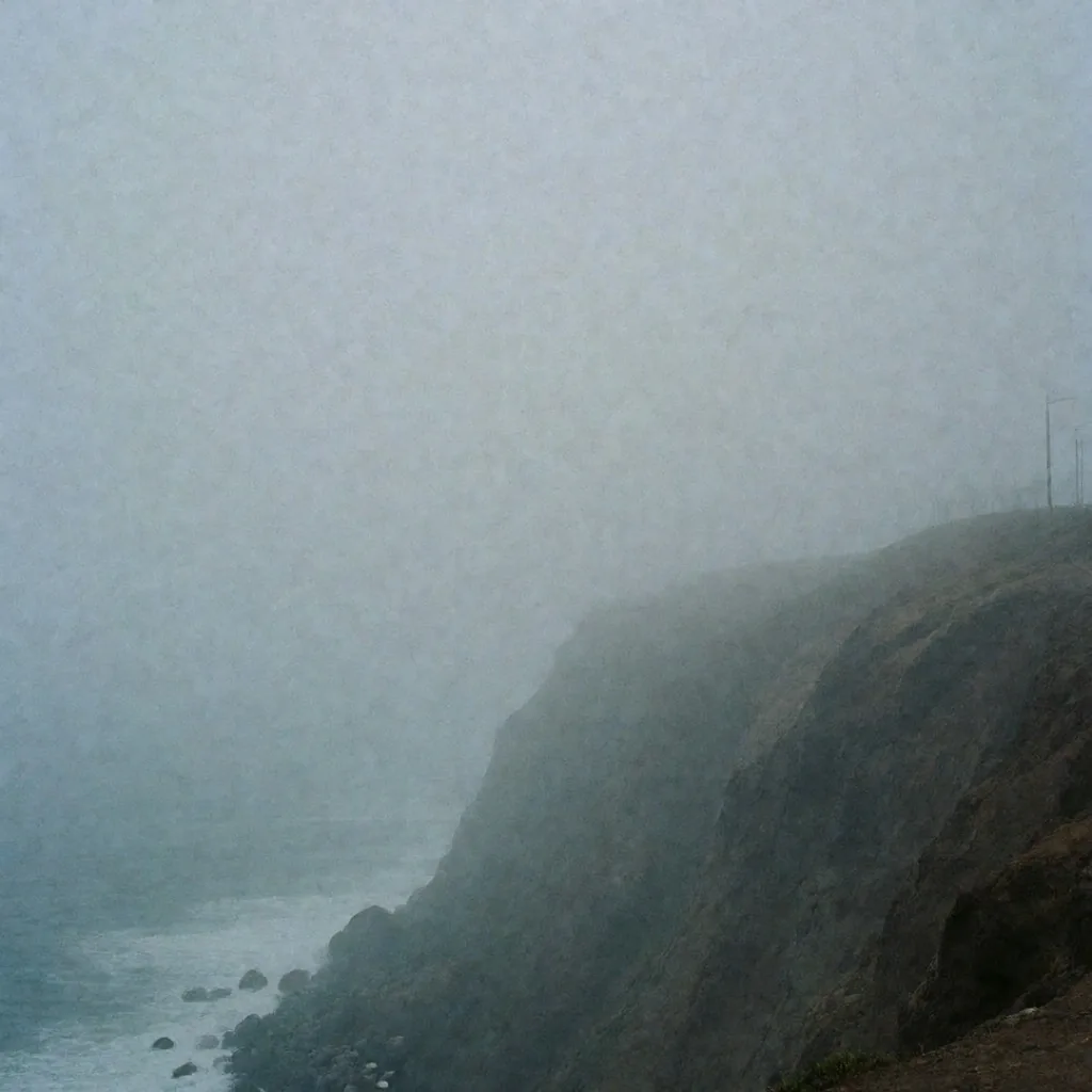 Niebla matutina sobre el malecón de Miraflores en Lima